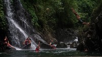 Tempat wisata Black Canyon memiliki air terjun yang terdiri dari kedung atau kolam berundak. Yang bikin kerena adalah tebing-tebing batu berwarna hitam yang mengelilinginya.(ANTARA FOTO/Harviyan Perdana Putra)