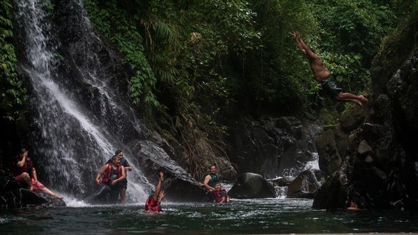 Tempat wisata Black Canyon memiliki air terjun yang terdiri dari kedung atau kolam berundak. Yang bikin kerena adalah tebing-tebing batu berwarna hitam yang mengelilinginya.(ANTARA FOTO/Harviyan Perdana Putra) Tempat wisata Black Canyon memiliki air terjun yang terdiri dari kedung atau kolam berundak. Yang bikin kerena adalah tebing-tebing batu berwarna hitam yang mengelilinginya.(ANTARA FOTO/Harviyan Perdana Putra)