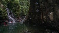 Tidak perlu ditanya soal kesegerannya. Tempat ini pas banget buat basah-basahan. (ANTARA FOTO/Harviyan Perdana Putra)
