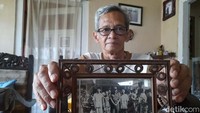 Pemilik rumah memperlihat sebuah foto saat Jenderal Besar TNI (alm) A.H Nasution bersama kakek dan neneknya beserta para ajudannya berfoto di halaman rumah.
