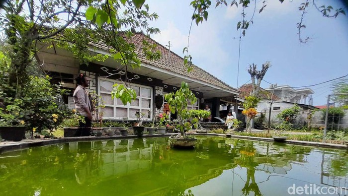 Wow! Rumah di Desa Cibubuan Ini Pernah Disinggahi Jenderal Nasution Selain unik, salah satu rumah warga di Desa Cibubuan, Kecamatan Conggeang, Kabupaten Sumedang, juga memiliki nilai sejarah. Rumah ini pernah disinggahi Jenderal A.H Nasution.