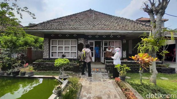 Selain unik, salah satu rumah warga di Desa Cibubuan, Kecamatan Conggeang, Kabupaten Sumedang, juga memiliki nilai sejarah. Rumah ini pernah disinggahi Jenderal A.H Nasution.