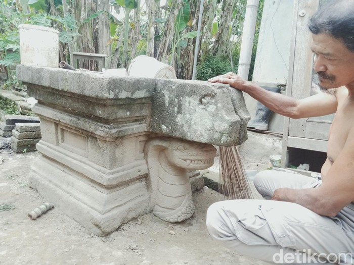 Batu yoni berornamen kepala naga.