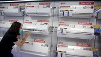 Seorang pengunjung melihat dan memilih seri perdananya LG di kelas ½ PK. AC LG New Hercules ini memiliki kapasitas pendinginan 5,000 BTU (British Thermal Unit) dan konsumsi listrik hanya 370 watt. 