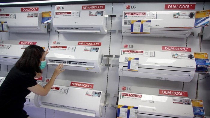 AC LG Hercules PT. LG Electronics Indonesia (LG) mengenalkan kembali perangkat LG New Hercules, penyejuk ruangan atau air conditioner (AC) terbarunya di awal tahun 2021.
Terlepas dari namanya yang garang, LG New Hercules itu bisa dikategorikan sebagai AC standar yang hemat listrik.
Mengingat pertumbuhan untuk hunian semakin besar di masyarakat saat ini, menjadikan AC sebagai kebutuhan utama yang ikut dicari. Kehadiran dari LG New Hercules ini diharapkan mampu menjadi solusi terbaik untuk AC berkapasitas besar dengan daya listrik yang rendah.