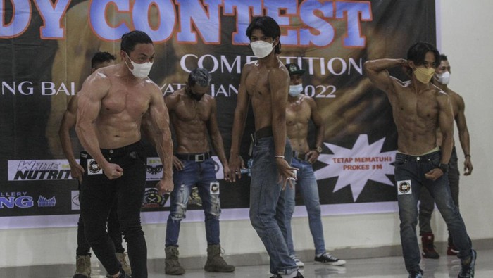 Peserta melakukan pemanasan saat mengikuti open body contest di Balai Rakyat, Beji, Depok, Jawa Barat, Minggu (9/1/2022). Kompetisi Open Body Contest 2022 dengan katagori 'Super Beginner' dan 'New Muscle' tersebut diikuti oleh 150 peserta dari berbagai daerah untuk mencari bibit binaraga kelas lokal maupun nasional. ANTARA FOTO/Asprilla Dwi Adha/foc.