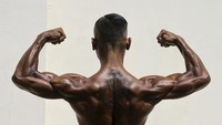 Peserta melakukan pemanasan saat mengikuti open body contest di Balai Rakyat, Beji, Depok. Kontes ini juga untuk mencari bibit binaraga kelas lokal maupun nasional. 