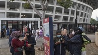 Enggak perlu membayar untuk masuk kompleks GBK, cukup memindai tanda masuk di dengan aplikasi PeduliLindungi. (ANTARA FOTO/ADITYA PRADANA PUTRA)
