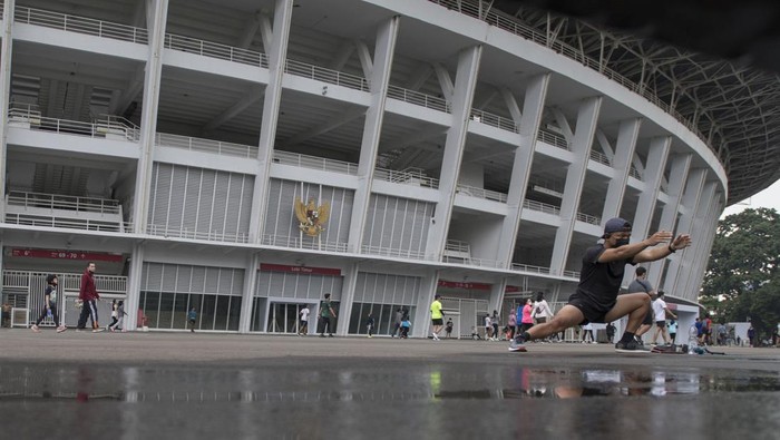 AKTIVITAS MASYARAKAT JAKARTA DI TENGAN PPKM LEVEL 2 Sejumlah warga bersantai di Hutan Kota, kompleks Stadion Utama Gelora Bung Karno (SUGBK), Jakarta, Minggu (9/1/2022). Kawasan SUGBK terpantau ramai dengan warga yang berwisata maupun berolahraga di tengah perpanjangan status Pemberlakuan Pembatasan Kegiatan Masyarakat (PPKM) level dua di Jawa dan Bali oleh pemerintah hingga 17 Januari. ANTARA FOTO/Aditya Pradana Putra/foc.