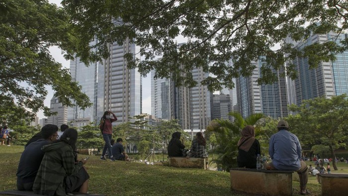 Sejumlah warga bersantai di Hutan Kota, kompleks Stadion Utama Gelora Bung Karno (SUGBK), Jakarta, Minggu (9/1/2022). Kawasan SUGBK terpantau ramai dengan warga yang berwisata maupun berolahraga di tengah perpanjangan status Pemberlakuan Pembatasan Kegiatan Masyarakat (PPKM) level dua di Jawa dan Bali oleh pemerintah hingga 17 Januari. ANTARA FOTO/Aditya Pradana Putra/foc.