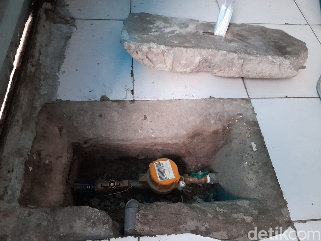 Aliran Air PAM dan pompa air di Kampung Kubur Baru, Penjaringan, Jakarta Utara, 10 Januari 2021. (Marteen Ronaldo Pakpahan/detikcom)