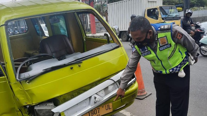 Angkot  jurusan Lembang-Cisarua mengalami kecelakaan di Jalan Raya Lembang, pada Senin (10/1/2022) siang. Akibat kecelakaan tersebut sang pengemudi meninggal dunia.