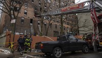 Api dilaporkan pertama muncul sebelum pukul 11.00 waktu setempat, di lantai dua dan tiga gedung yang terletak di kawasan Bronx, Kota New York itu.