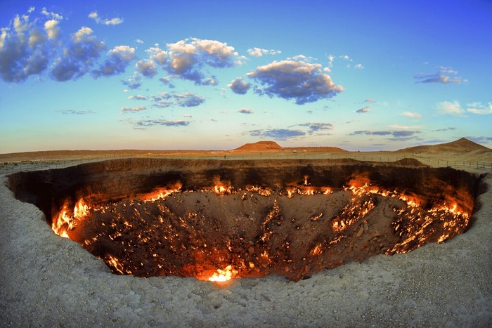 Presiden Turkmenistan, Gurbanguly Berdymukhamedov ingin memadamkan api di kawah gas alam Darvaza. Destinasi wisata ekstrem itu pun rencananya akan ditutup.