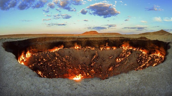 Pemerintah Turkmenistan dilaporkan akan menutup destinasi wisata ekstrem kawah gas alam Darvaza yang dikenal sebagai Gerbang Neraka atau Gates of Hell. AP Photo/Alexander Vershinin.