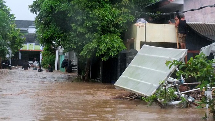 Banjir bandang Jember menggenangi sejumlah daerah dan sebuah perumahan di provinsi Jawa Timur. Sejumlah kendaraan ikut hanyut akibat banjir bandang itu.