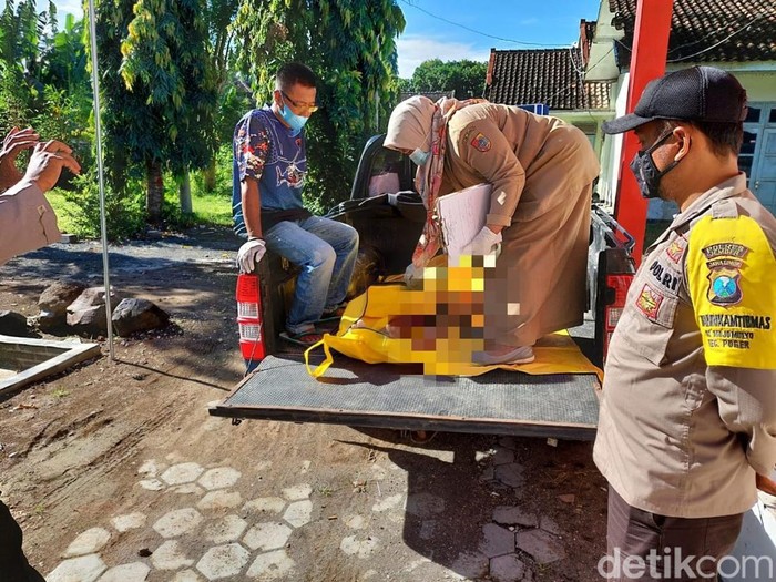 Mayat perempuan ditemukan di Pantai Pancer, Kecamatan Puger, Jember. Perempuan tersebut merupakan korban banjir atas nama Suliha (47), Warga Desa Kemiri, Kecamatan Panti.