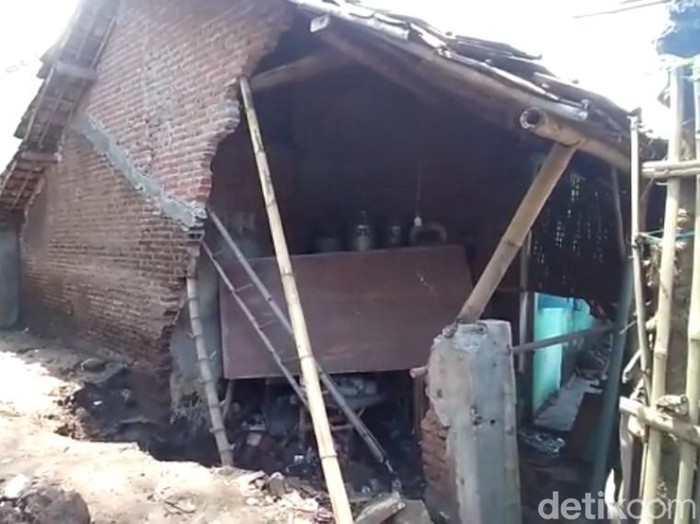 Delapan desa di empat kecamatan terdampak banjir di Kabupaten Pasuruan. Banjir tersebut akibat luapan sungai setelah hujan deras mengguyur.