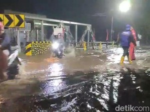 Sungai Petung Meluap ke Jalur Pantura Kota Pasuruan, Jalan Ditutup Bagi Roda 4