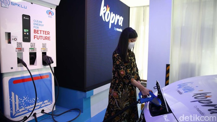 Bank Mandiri Dukung Pengembangan Energi Terbarukan Stasiun Pengisian Kendaraan Listrik Umum (SPKLU) ditempatkan Plaza Mandiri, Jakarta. Hal ini sebagai bentuk dukungan Bank Mandiri pada pengembangan Energi Terbarukan.
