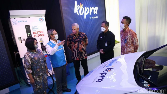 Bank Mandiri Dukung Pengembangan Energi Terbarukan Stasiun Pengisian Kendaraan Listrik Umum (SPKLU) ditempatkan Plaza Mandiri, Jakarta. Hal ini sebagai bentuk dukungan Bank Mandiri pada pengembangan Energi Terbarukan.