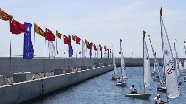 Bendera nasional China dan Sri Lanka dipasang di proyek reklamasi laut yang didanai China Port City selama kunjungan Menteri Luar Negeri China Wang Yi di Kolombo, Sri Lanka, Minggu, 9 Januari 2022. (AP Photo/Eranga Jayawardena). (AP/Eranga Jayawardena)