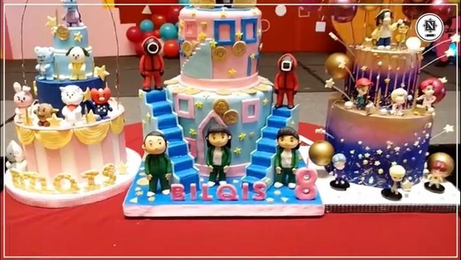 Di ulang tahunnya kali ini, Bilqis memilih tema Squid Game, serial yang sempat viral dan banyak digandrungi masyarakat. Kue ulang tahunnya sendiri tak hanya satu, melainkan ada 3, di mana salah satunya juga bertema Squid Game. Foto: instagram.com/nendiaprimarasaofficial
