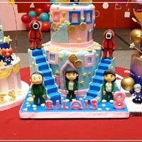 Di ulang tahunnya kali ini, Bilqis memilih tema Squid Game, serial yang sempat viral dan banyak digandrungi masyarakat. Kue ulang tahunnya sendiri tak hanya satu, melainkan ada 3, di mana salah satunya juga bertema Squid Game. Foto: instagram.com/nendiaprimarasaofficial