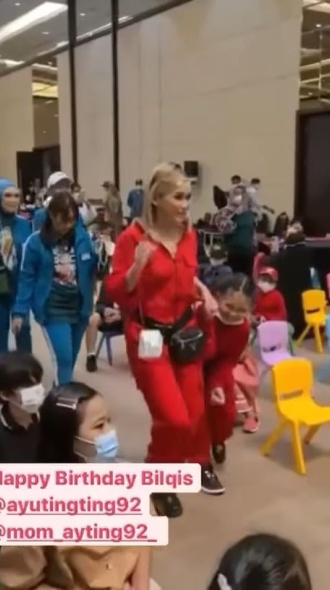 Dengan digandeng Ayu Ting Ting saat memasuki lokasi acara, Bilqis terlihat sangat bahagia. Keduanya tampak kompak mengenakan kostum Squid Game berwarna merah. Foto: instagram.com/nendiaprimarasaofficial