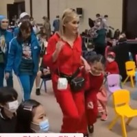 Dengan digandeng Ayu Ting Ting saat memasuki lokasi acara, Bilqis terlihat sangat bahagia. Keduanya tampak kompak mengenakan kostum Squid Game berwarna merah. Foto: instagram.com/nendiaprimarasaofficial