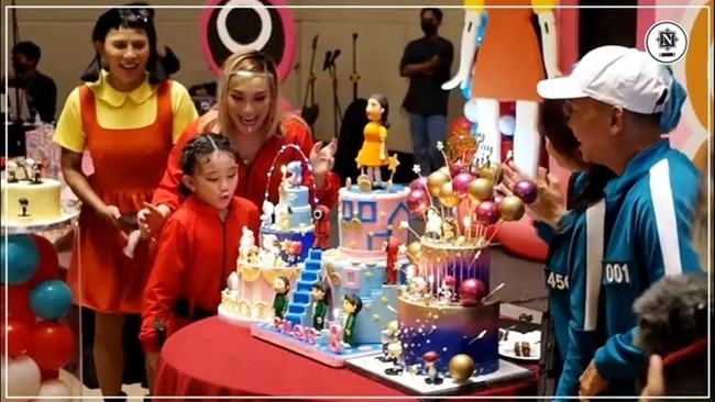 Ayah Rozak dan Umi Kalsum pun tampak hadir. Mereka terlihat mengenakan kostum berwarna biru kehijauan seperti para pemain Squid Game. Foto: instagram.com/nendiaprimarasaofficial