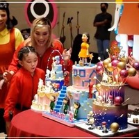 Ayah Rozak dan Umi Kalsum pun tampak hadir. Mereka terlihat mengenakan kostum berwarna biru kehijauan seperti para pemain Squid Game. Foto: instagram.com/nendiaprimarasaofficial