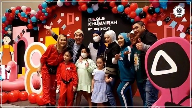 Tak lupa Ayu Ting Ting dan Bilqis juga berfoto dengan para tamu undangan yang datang. Tak heran jika dirinya sampai menyewa 3 ballroom karena tak sedikit tamu undangan yang terlihat hadir. Foto: instagram.com/nendiaprimarasaofficial