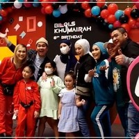 Tak lupa Ayu Ting Ting dan Bilqis juga berfoto dengan para tamu undangan yang datang. Tak heran jika dirinya sampai menyewa 3 ballroom karena tak sedikit tamu undangan yang terlihat hadir. Foto: instagram.com/nendiaprimarasaofficial