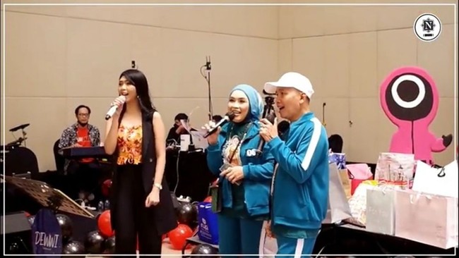 Dalam acara ulang tahun Bilqis itu Ayah Rozak dan Umi Kalsum juga menyumbang lagu untuk cucu tercintanya. Keduanya tampak kompak bernyanyi bersama. Foto: instagram.com/nendiaprimarasaofficial