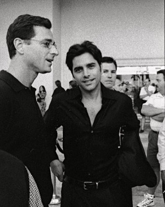 Kepergiannya yang mendadak tentu mengejutkan publik. Terlebih di hari kematiannya, Bob Saget masih mengunggah cuitan di Twitter. Sebelum meninggal, pria yang memulai kariernya di akhir 70an tersebut juga sempat manggung stand up comedy. Foto: Instagram @bobsaget