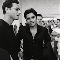 Kepergiannya yang mendadak tentu mengejutkan publik. Terlebih di hari kematiannya, Bob Saget masih mengunggah cuitan di Twitter. Sebelum meninggal, pria yang memulai kariernya di akhir 70an tersebut juga sempat manggung stand up comedy. Foto: Instagram @bobsaget