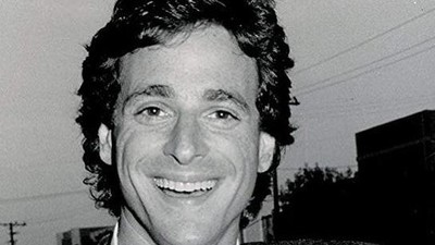 Bob Saget Meninggal Dunia di Usia 65, Intip Gaya Ikoniknya di Serial Full House