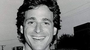 Bob Saget Meninggal Dunia di Usia 65, Intip Gaya Ikoniknya di Serial Full House