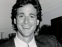 Bob Saget Meninggal Dunia di Usia 65, Intip Gaya Ikoniknya di Serial Full House