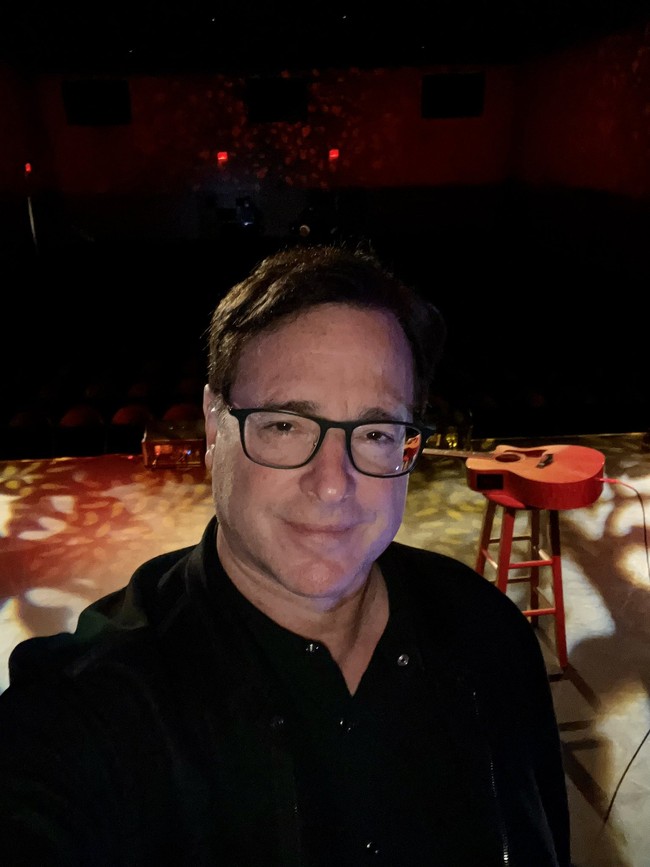 Aktor Hollywood Bob Saget yang dikenal sebagai Danny Tanner di serial Full House dilaporkan meninggal dunia, kemarin, Minggu (9/1/2022). Ia ditemukan tidak bernyawa pada dini hari di Hotel Ritz-Carlton, Orlando, AS. Foto: (dok. Twitter)