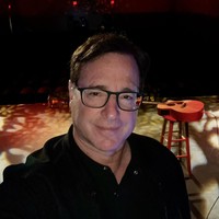 Aktor Hollywood Bob Saget yang dikenal sebagai Danny Tanner di serial Full House dilaporkan meninggal dunia, kemarin, Minggu (9/1/2022). Ia ditemukan tidak bernyawa pada dini hari di Hotel Ritz-Carlton, Orlando, AS. Foto: (dok. Twitter)
