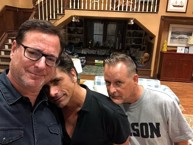 Full House pun sempat dibuat kelanjutannya di Netflix sayanganya tanpa kembar Olsen. Ini potret keakraban Bob Saget dengan dua rekannya di Full House, Josh Stamos dan Dave Coulier ketika bermain dalam Fuller House. Foto: Instagram @bobsaget