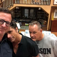 Full House pun sempat dibuat kelanjutannya di Netflix sayanganya tanpa kembar Olsen. Ini potret keakraban Bob Saget dengan dua rekannya di Full House, Josh Stamos dan Dave Coulier ketika bermain dalam Fuller House. Foto: Instagram @bobsaget