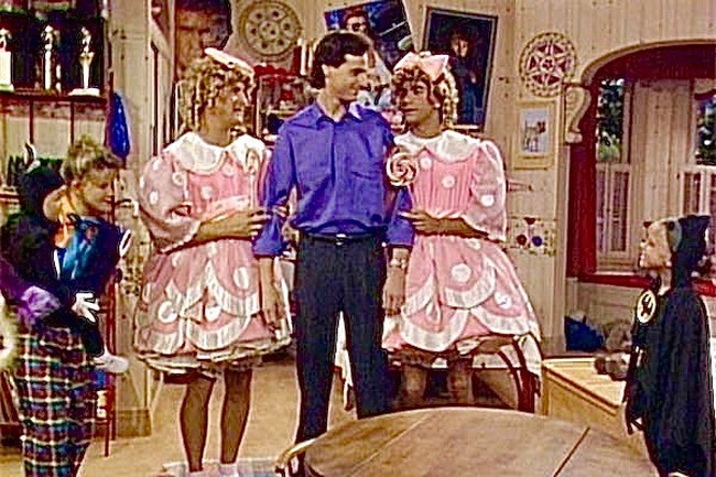 Berikut potretnya bersama dengan sahabatnya Joey Gladstone dan saudara iparnya Jesse Katsopolis yang berkostum Halloween sebagai anak bungsu Danny, Michelle. Michelle sendiri diperankan oleh Ashley dan Mary Kate Olsen. Foto: Instagram @bobsaget