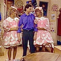 Berikut potretnya bersama dengan sahabatnya Joey Gladstone dan saudara iparnya Jesse Katsopolis yang berkostum Halloween sebagai anak bungsu Danny, Michelle. Michelle sendiri diperankan oleh Ashley dan Mary Kate Olsen. Foto: Instagram @bobsaget