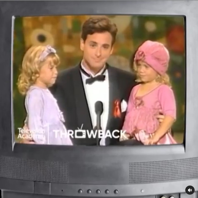 Ini penampilan Bob Saget dengan kembar Olsen kecil yang bergantian berperan sebagai Michelle ketika menjadi presenter di acara penghargaan Emmy.Foto: Instagram @bobsaget