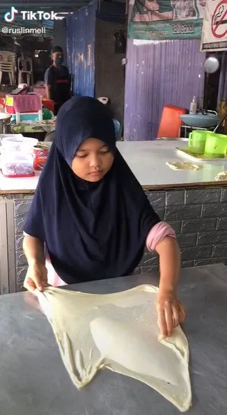 Hebat! Gadis 7 Tahun Ini Pandai Bikin Roti Canai sampai 60 Biji Sehari