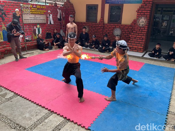 Para murid yang sudah dipersiapkan secara mental dan fisik dicambuk api dan aktivitas di Ponpes Modern Dzikir Al-Fath ini berkaitan erat dengan ilmu kanuragan. Para murid yang sudah dipersiapkan secara mental dan fisik dicambuk api dan aktivitas di Ponpes Modern Dzikir Al-Fath ini berkaitan erat dengan ilmu kanuragan.