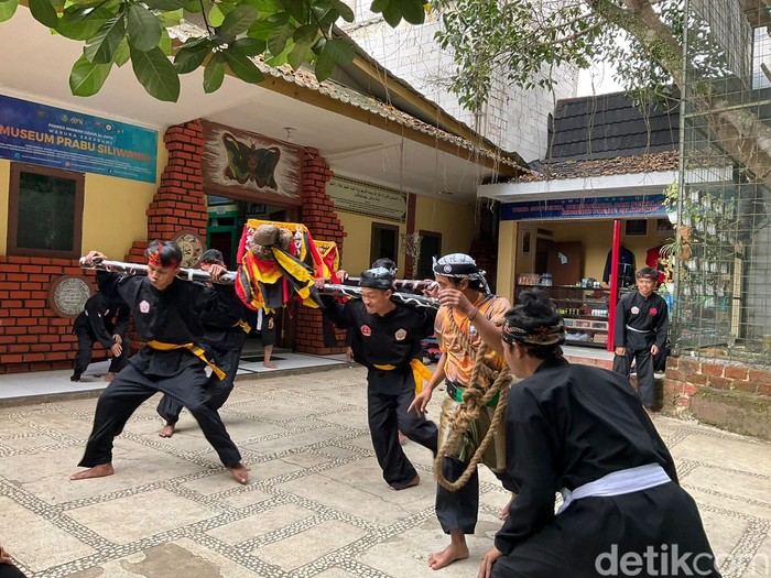 Ponpes Sukabumi Ini Lestarikan Bola Api-Lesung Kesurupan